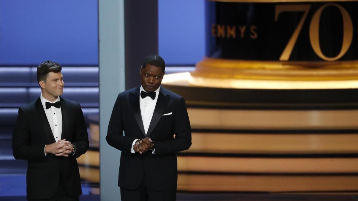 Colin Jost y Michael Che, en la ceremonia de los Emmy