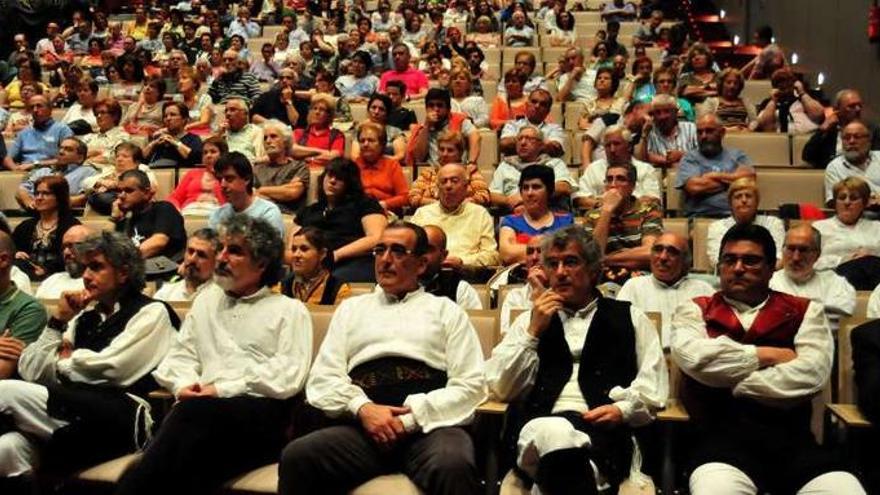 Los miembros de Treixadura, entre el público, durante la introducción del espectáculo.