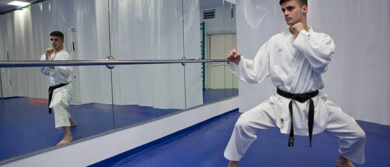 Carlos Bargados, en un entrenamiento en el gimnasio Félix Sotokhan.