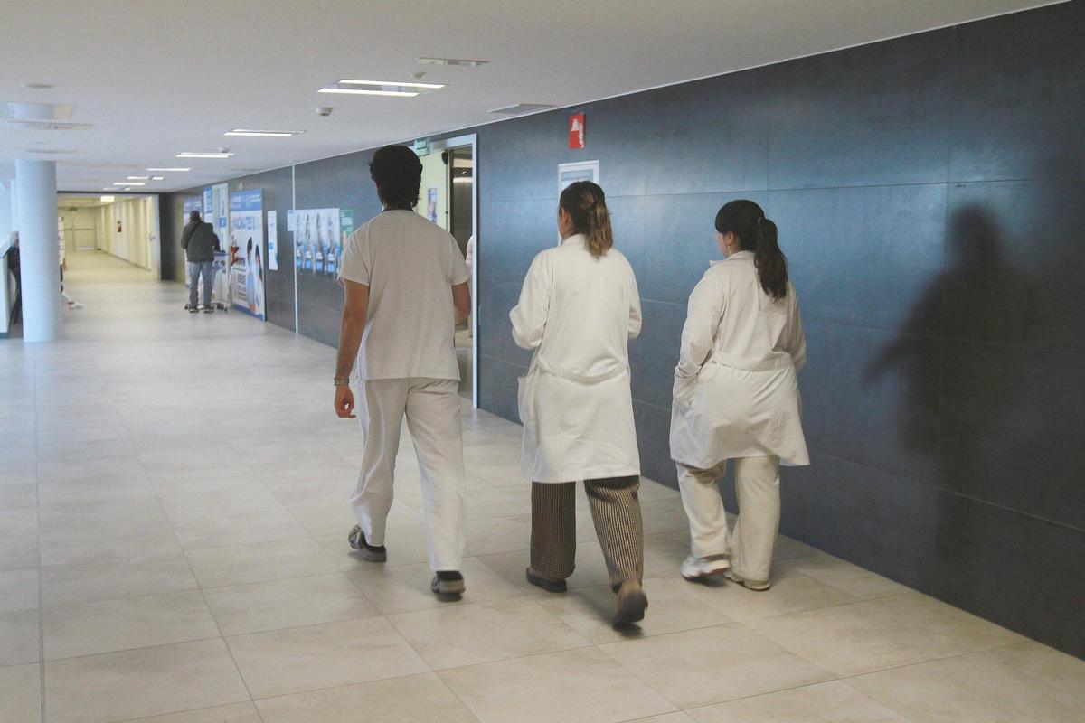 Personal sanitario en el Complejo Hospitalario Universitario de Ourense (CHUO).