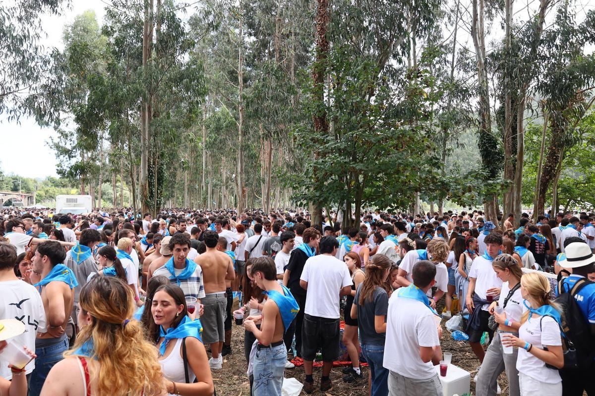 Miles de romeros toman el prao Salcéu en Pravia para celebrar el Xiringüelu Miles de romeros toman el prao Salcéu en Pravia para celebrar el Xiringüelu
