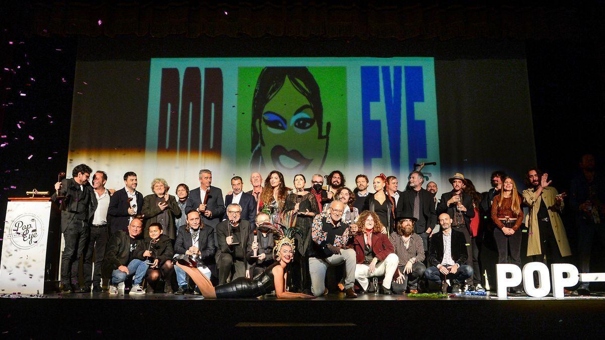 Foto de familia de premiados en los Pop Eye en Plasencia.