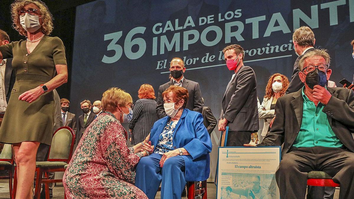 La consellera de Sanidad, Ana Barceló, con Josefina Verdú, premiada por el colectivo de mayores, y otros galardonados. | ANTONIO AMORÓS