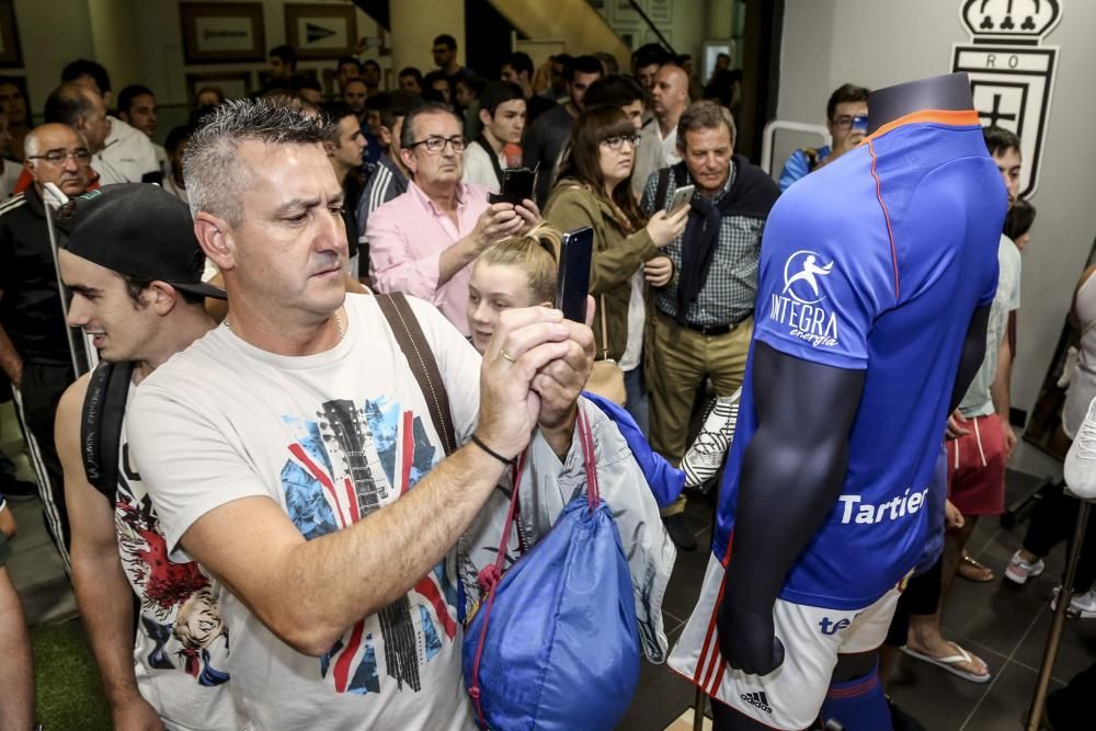 Presentación de la nueva camiseta del Real Oviedo