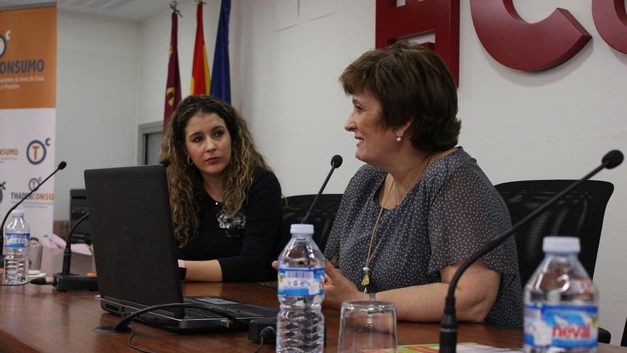 La catedrática María Belén López ofreció su ponencia, que fue presentada por Sonia Martínez, gerente de LA OPINIÓN.