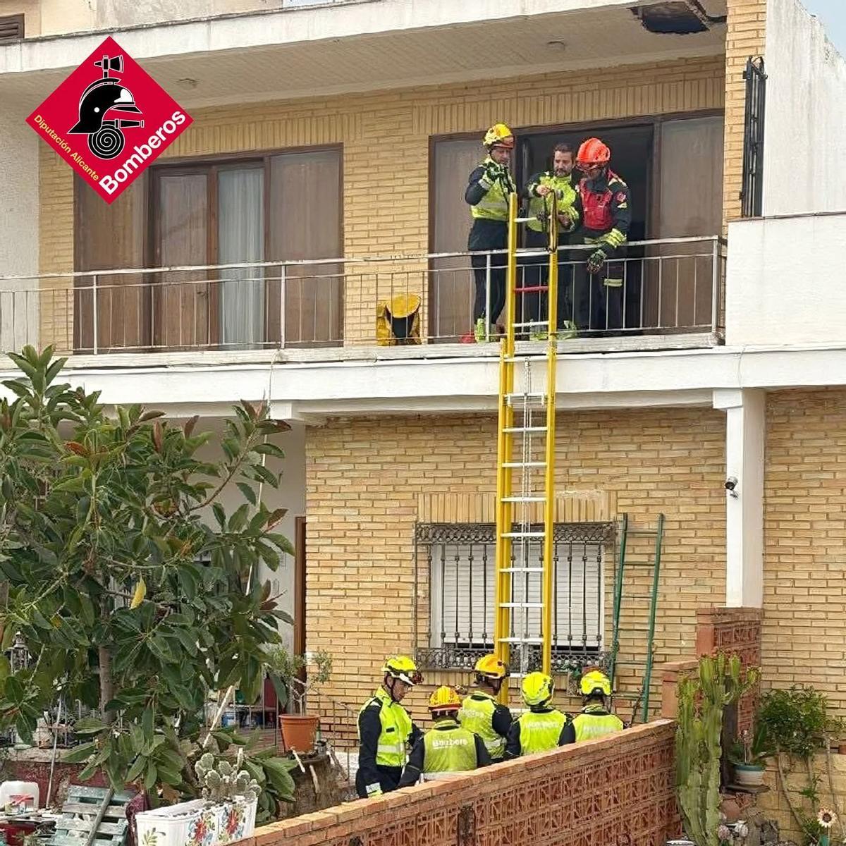 Los bomberos utilizaron una escalera extensible para rescatar a los accidentados