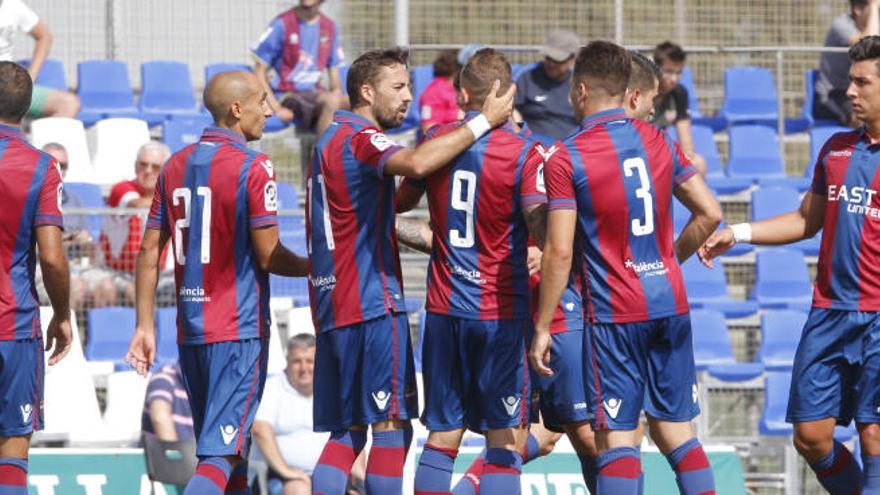 Los jugadores del Levante celebran un gol