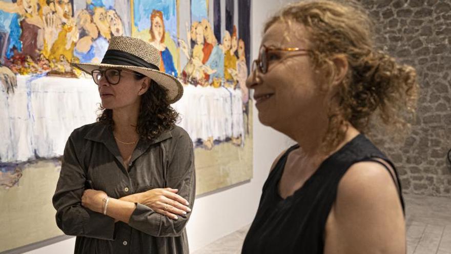 A la izquierda, la directora de La Nave, Alejandra Navarro, junto a Eva Beresin, y detrás la obra ‘The seven spiritual laws of success’.