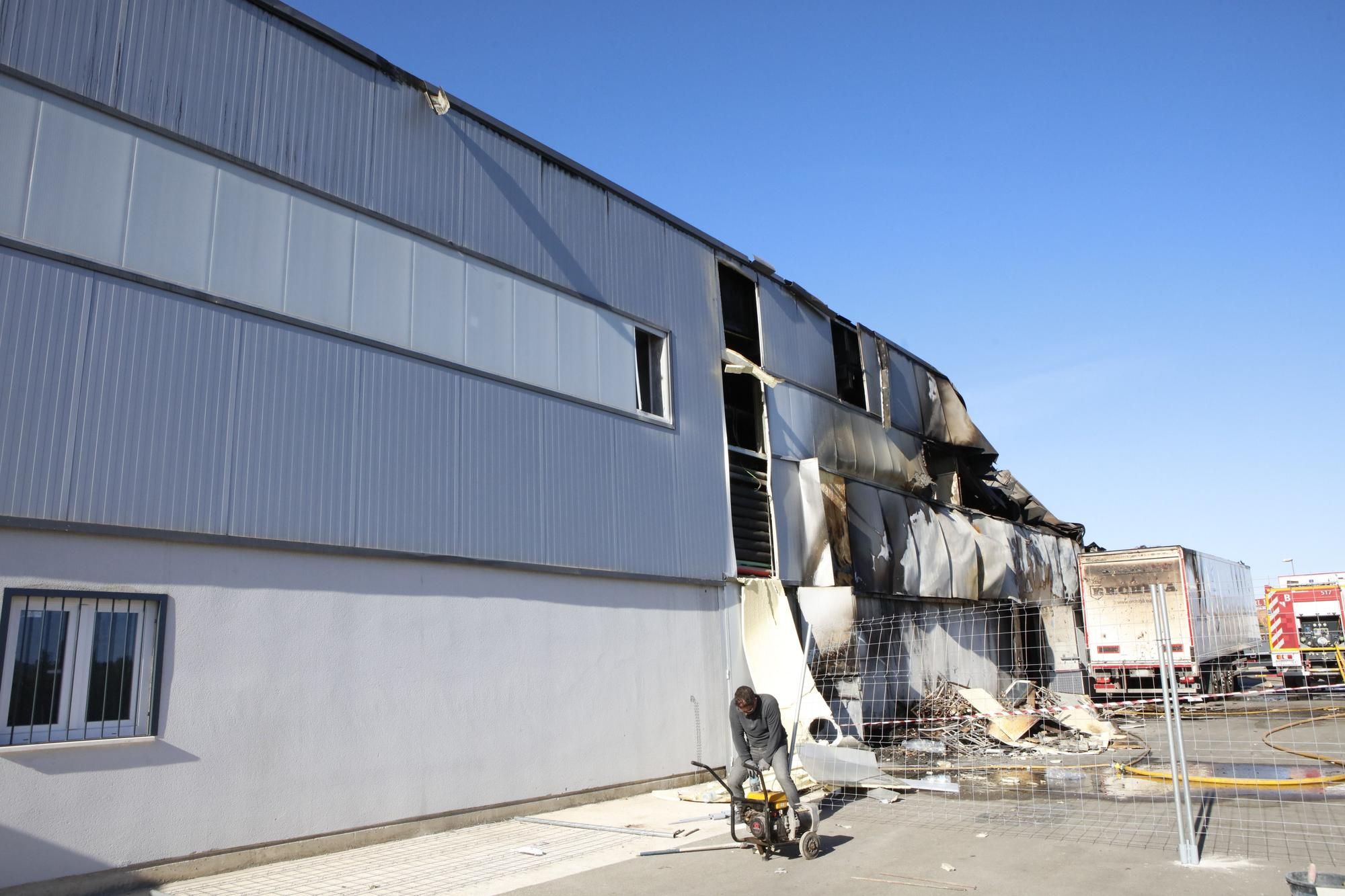 Los daños por el incendio del Jysk de Manacor se extienden a los comercios vecinos