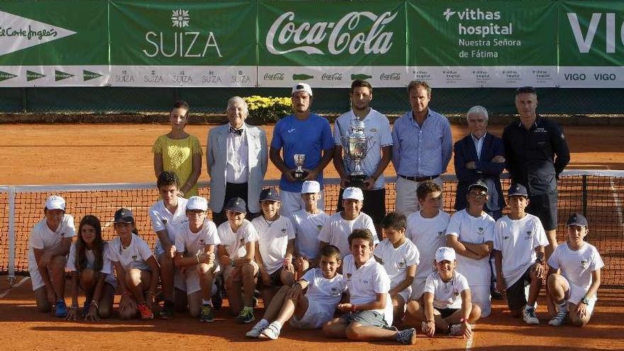 Los finalistas posan con las autoridades. // FDV