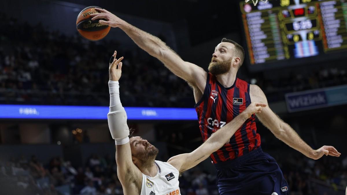 Matt Costello tapona un lanzamiento de Rudy Fernández durante el duelo Real Madrid - Cazoo Baskonia