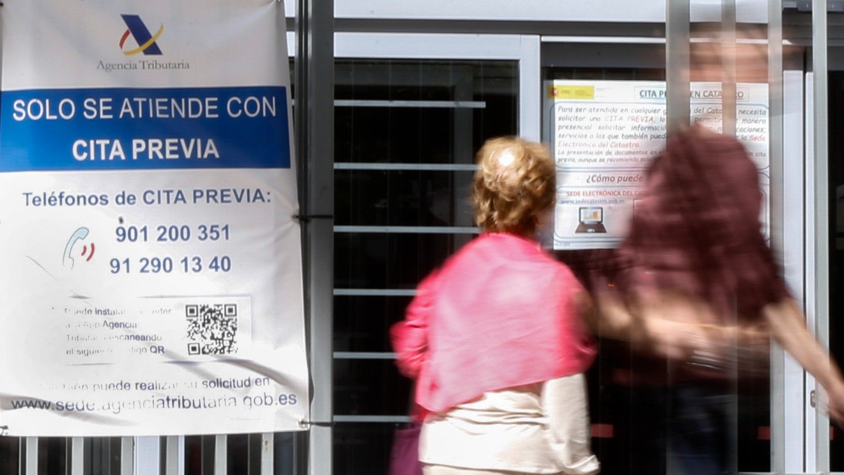 Dos personas entran en una oficina de la Agencia Tributaria en Madrid, este martes, primer día de la campaña de la renta 2022-2023. EFE/ Alejandro Lopez