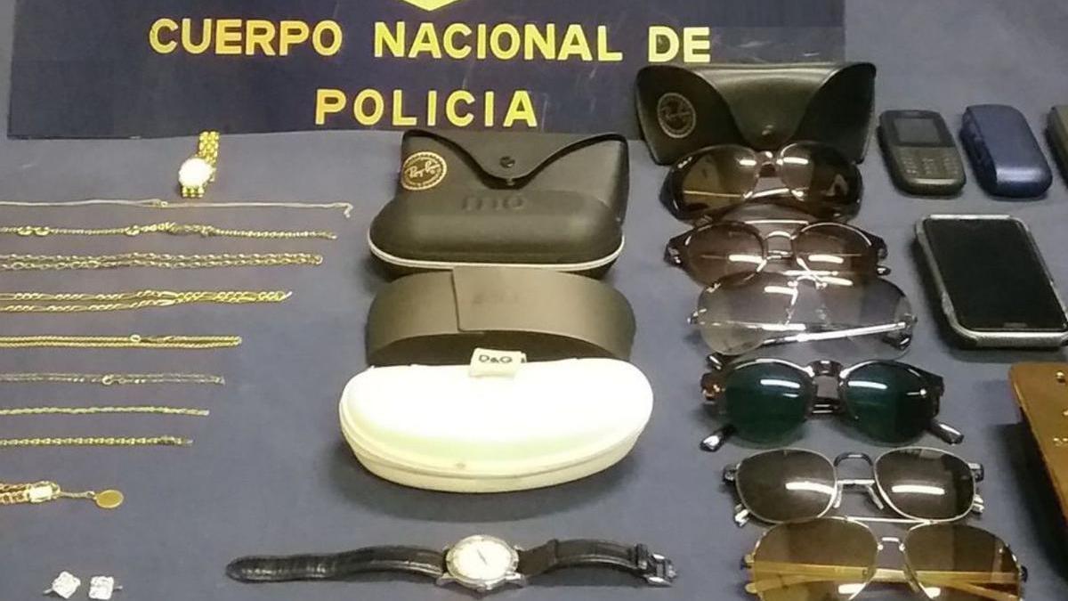 Material intervenido a una banda que robaba en pisos de A Coruña | .