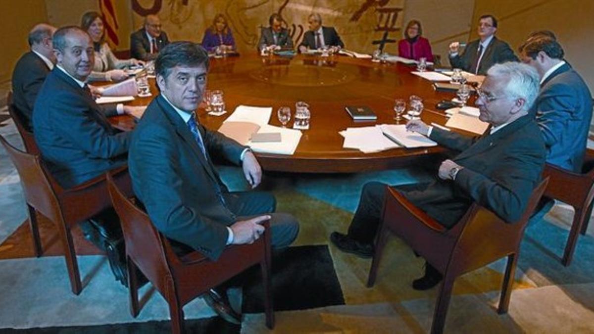 Artur Mas y sus 'consellers' posan para los medios gráficos antes de la reunión del Consell de Govern, el martes en el Palau de la Generalitat.