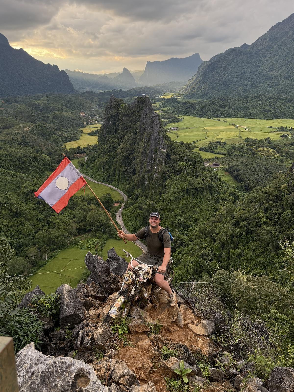David Acedo en Laos, en plena travesía de montaña.