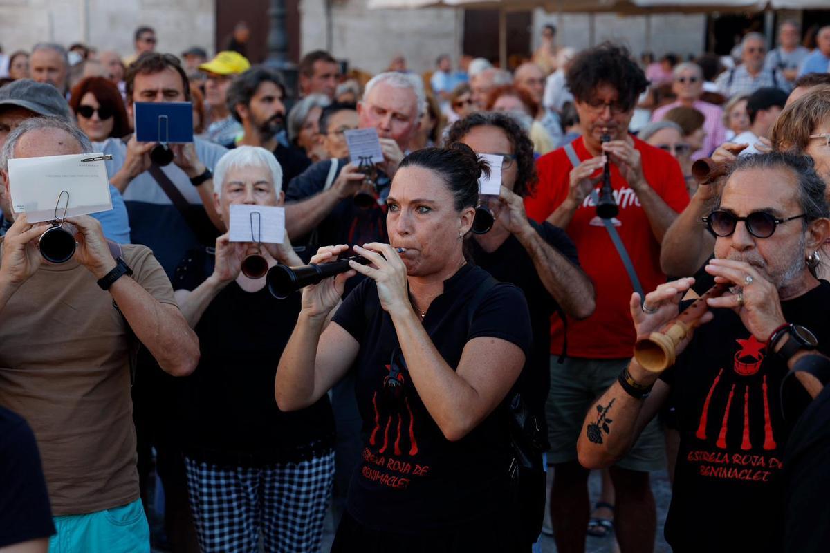 Multitudinaria concentración por las víctimas de la dana en València 22 meses después de la tragedia Multitudinaria concentración por las víctimas de la dana en València 22 meses después de la tragedia
