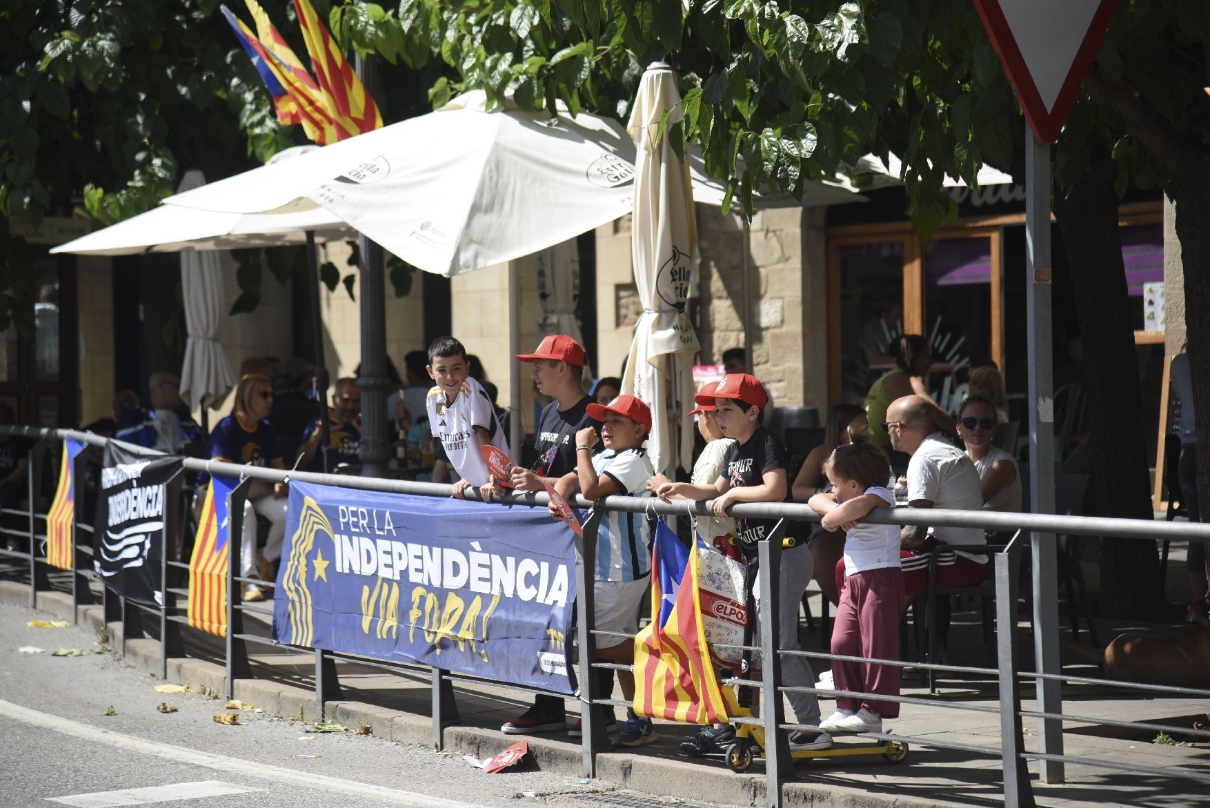 El pas fugaç de 'La Vuelta' per Solsona congrega centenars de persones al portal de Sant Miquel