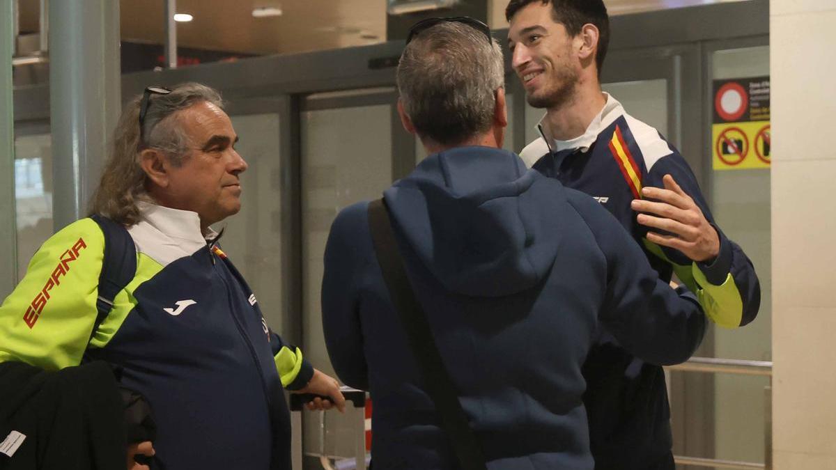 Toni Puig, junto a Quique Llopis a su llegada al aeropuerto de Manises