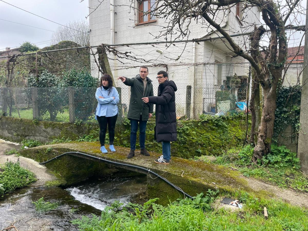 Anxo Arca, dereita, co deputado socialista Aitor Bouza, visitando os regos de Cambelas e Pasais.