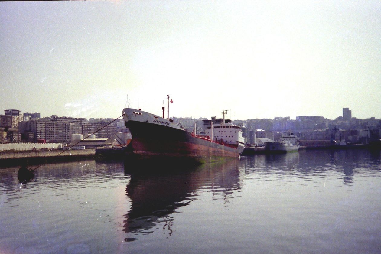 El "Campobierzo" en el muelle