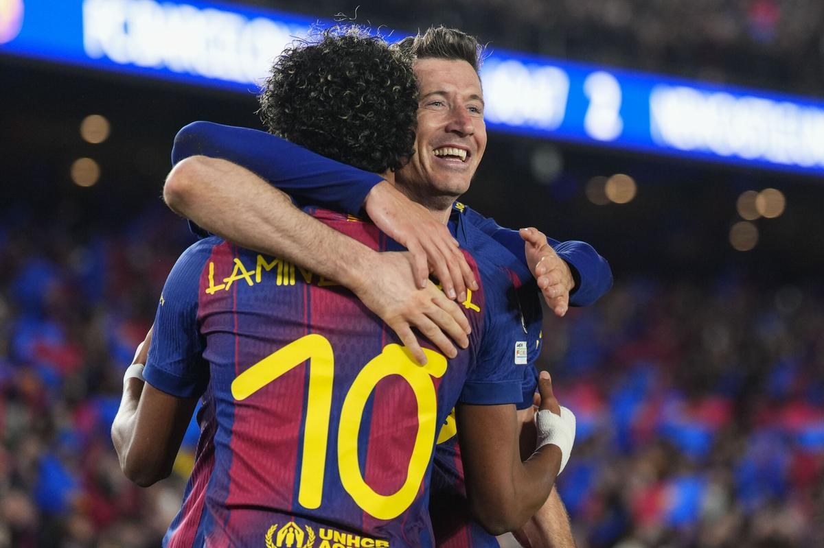 BARCELONA, 18/03/2026.- El jugador del Barcelona Robert Lewandowski (dcha) celebra con Lamine Yamal uno de los goles conseguidos durante el partido de vuelta de los octavos de final de la Liga de Campeones disputado entre el Barcelona y el Newcastle, este miércoles en el Camp Nou. EFE/Siu Wu