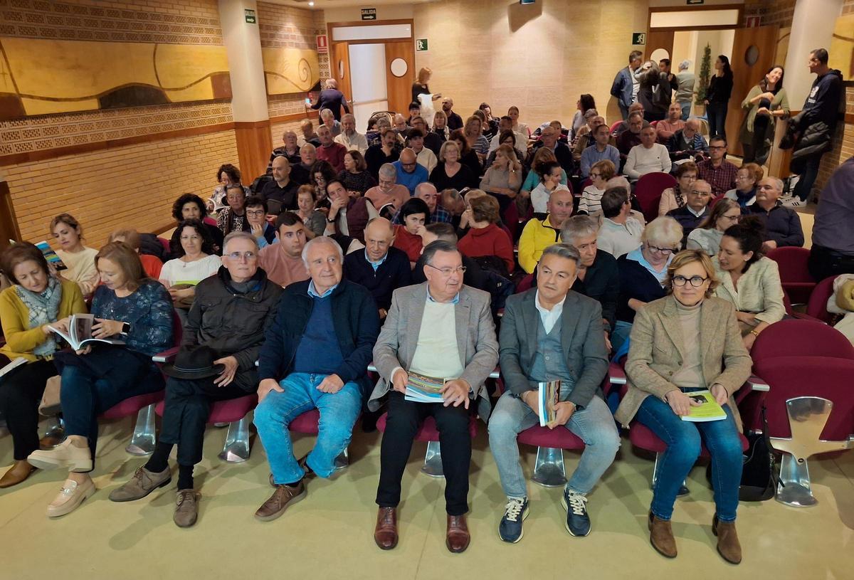 La sala, llena, y en primera fila, los cinco últimos alcaldes de Xàbia