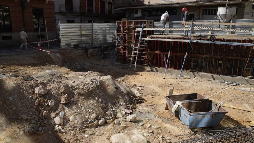 Varios obreros trabajan en la rehabilitación del Mercado de Abastos.