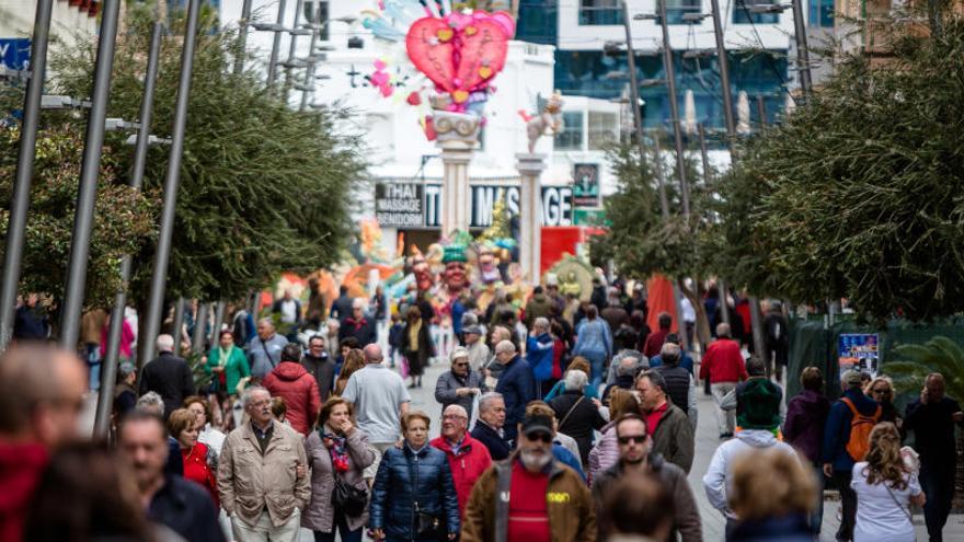 Los turistas, fieles a Benidorm en este inicio de Puente