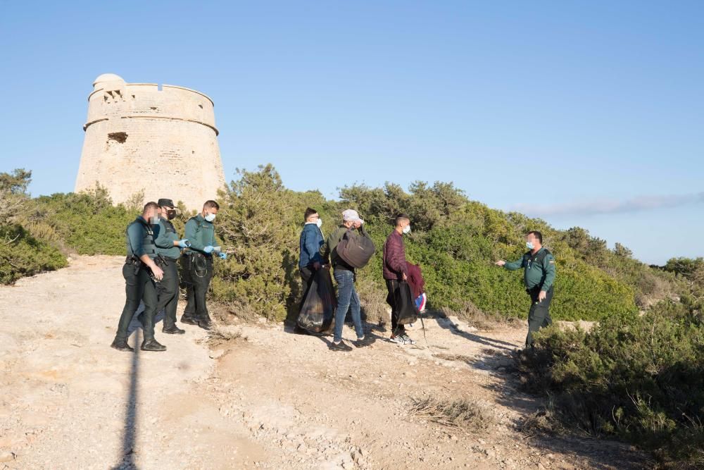 Llegan otras cuatro pateras a Ibiza en una única jornada y la Guardia Civil detiene a 48 personas, todos hombres jóvenes