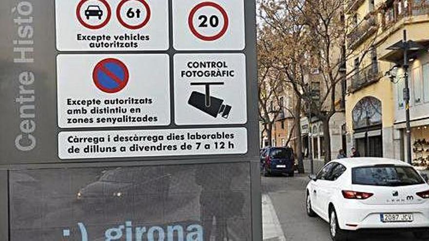 El punt de control d&#039;accés de vehicles al Barri Vell, en un lateral de la plaça Catalunya.