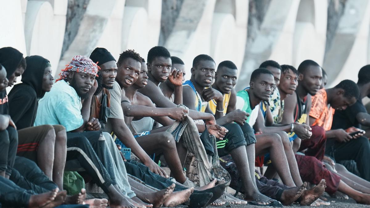 Archivo - Un grupo de migrantes a su llegada a El Hierro, a 3 de noviembre de 2023, en El Hierro, Canarias (España). Un segundo cayuco con unos 70 migrantes a bordo ha llegado en la mañana de hoy al puerto de La Restinga, en El Hierro, y al menos cuatro d