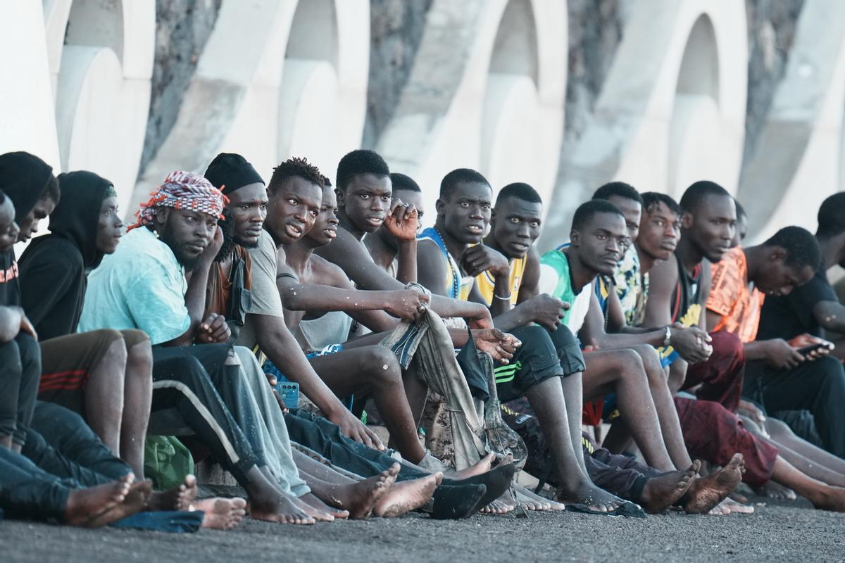 Archivo - Un grupo de migrantes a su llegada a El Hierro, a 3 de noviembre de 2023, en El Hierro, Canarias (España). Un segundo cayuco con unos 70 migrantes a bordo ha llegado en la mañana de hoy al puerto de La Restinga, en El Hierro, y al menos cuatro d