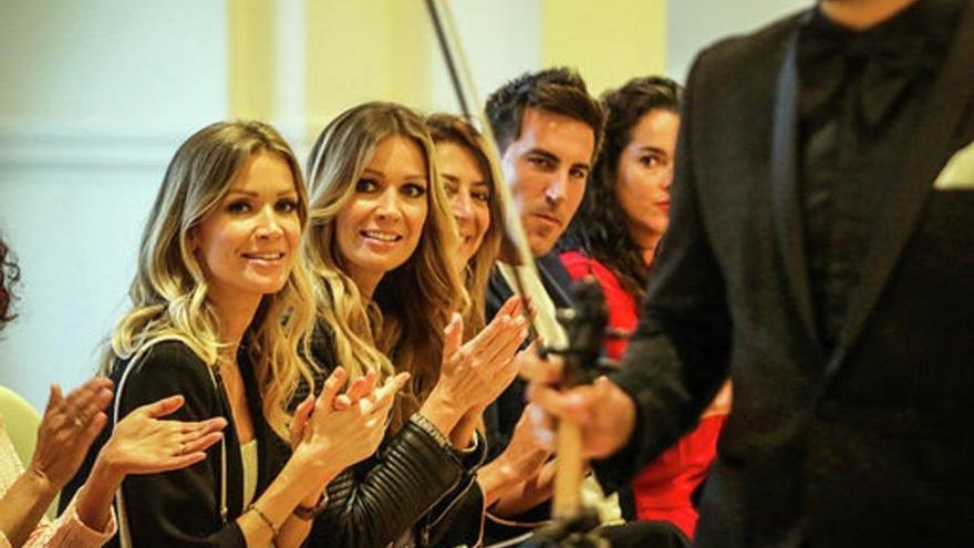 Las hermanas Kimpel, atentas en la presentación de su primera firma de moda.