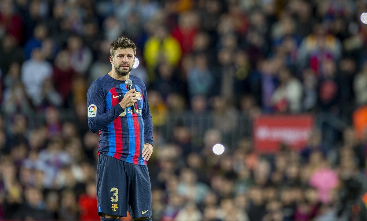 Piqué con lágrimas en los ojos durante su parlamento de despedida tras jugar su último partido de liga entre el FC Barcelona y el Almería en el Camp Nou.