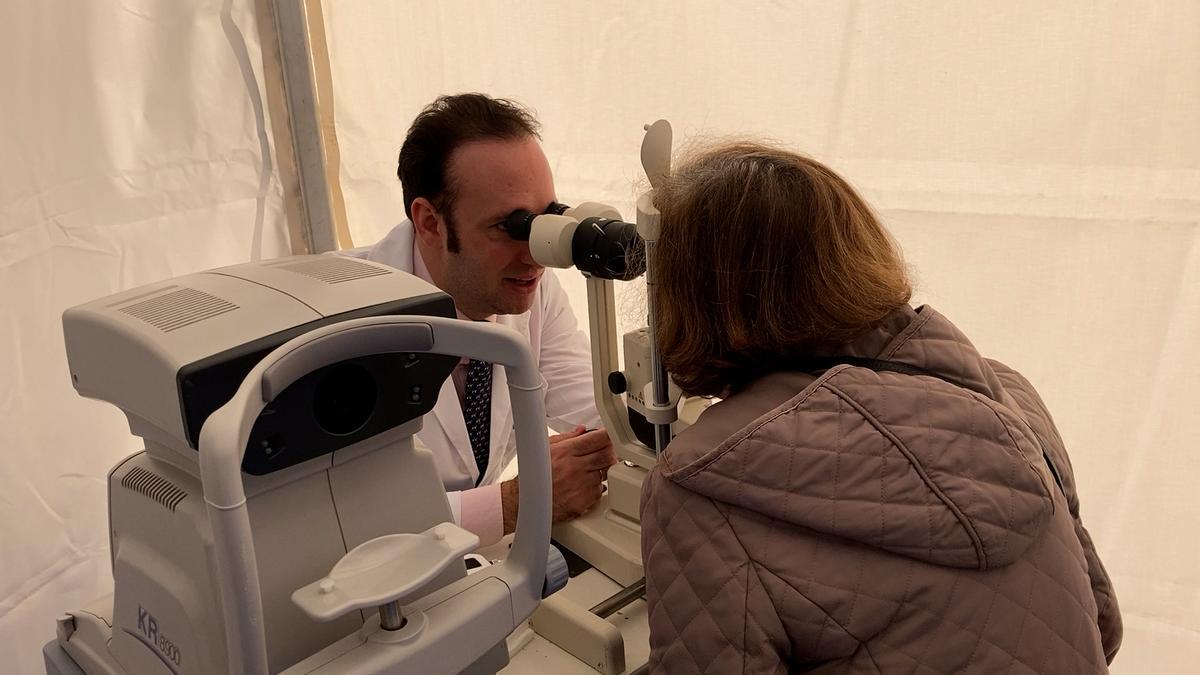 El doctor Andrés Fernández-Vega en la revisión gratuita que se hizo hoy en la plaza de La Escandalera