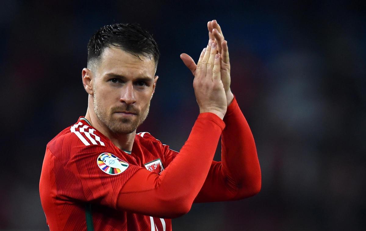 Aaron Ramsey agradece a la afición durante un partido con la Selección de Gales