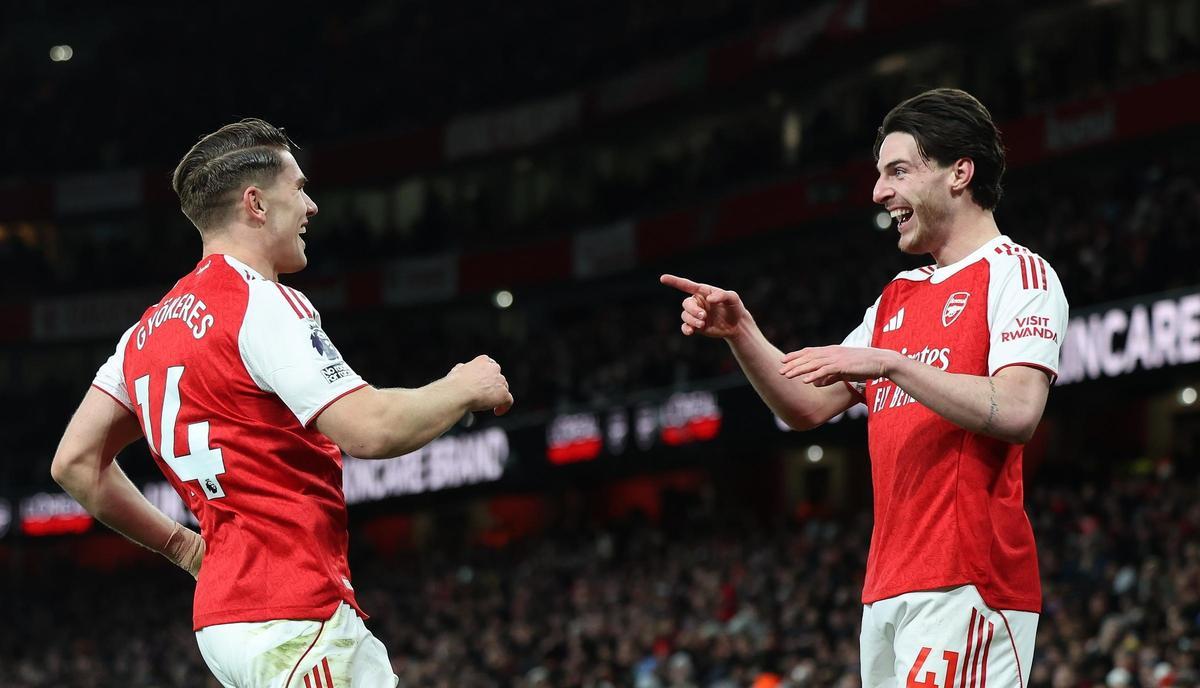 Gyökeres y Declan Rice celebran el 1-0 del sueco