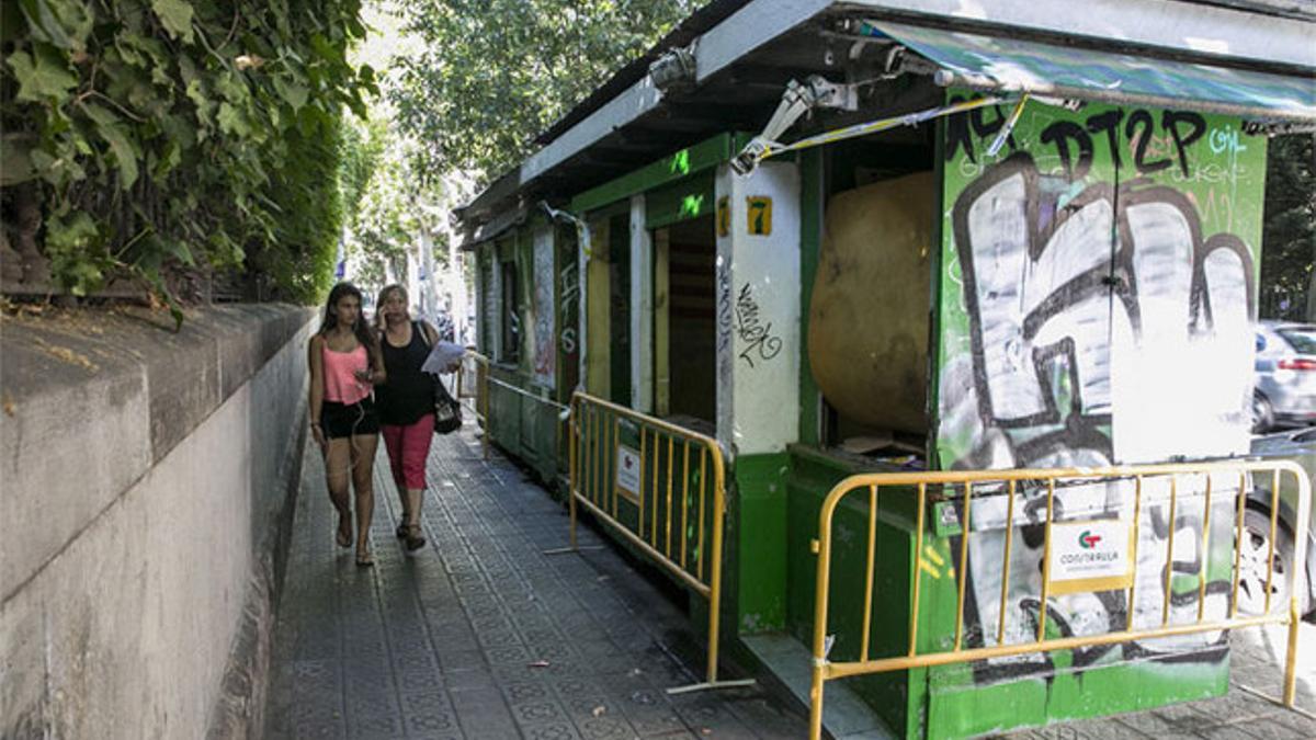 Abandono municipal. La última librería de la calle de Diputació, cerrada desde hace unos meses y totalmente destrozada.