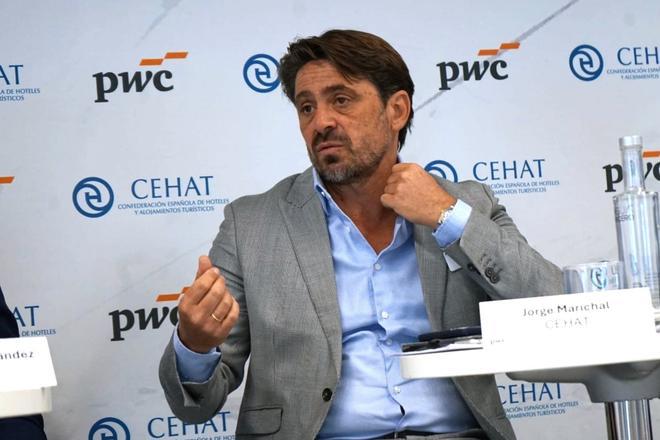 Los hoteleros auguran un nuevo récord de turistas en verano aunque las reservas son inferiores a las de 2025