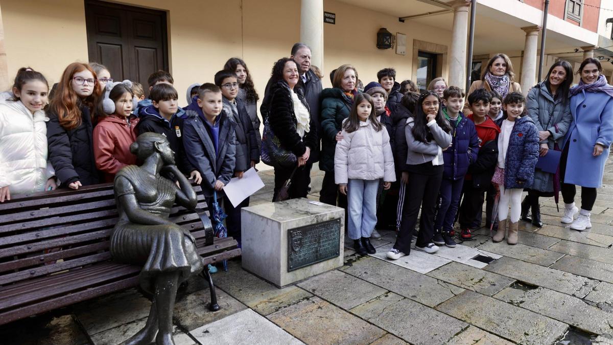 El Alcalde, Alfredo Canteli y la concejala María Velasco posan con los alumnos de Fozaneldi y los responsables de APADA junto a la Bella Lola.