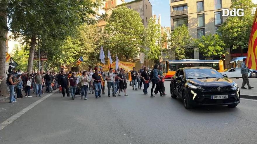 Vídeo: 300 persones surten al carrer a Girona per Sant Jordi per exigir "aturar i revertir" la regressió del català