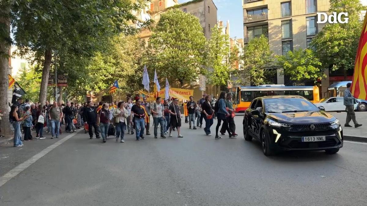 Vídeo: 300 persones surten al carrer a Girona per Sant Jordi per exigir "aturar i revertir" la regressió del català