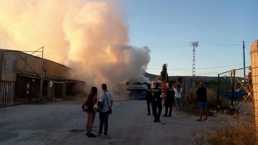 Un herido al arder una embarcación en una marina seca de Xàbia