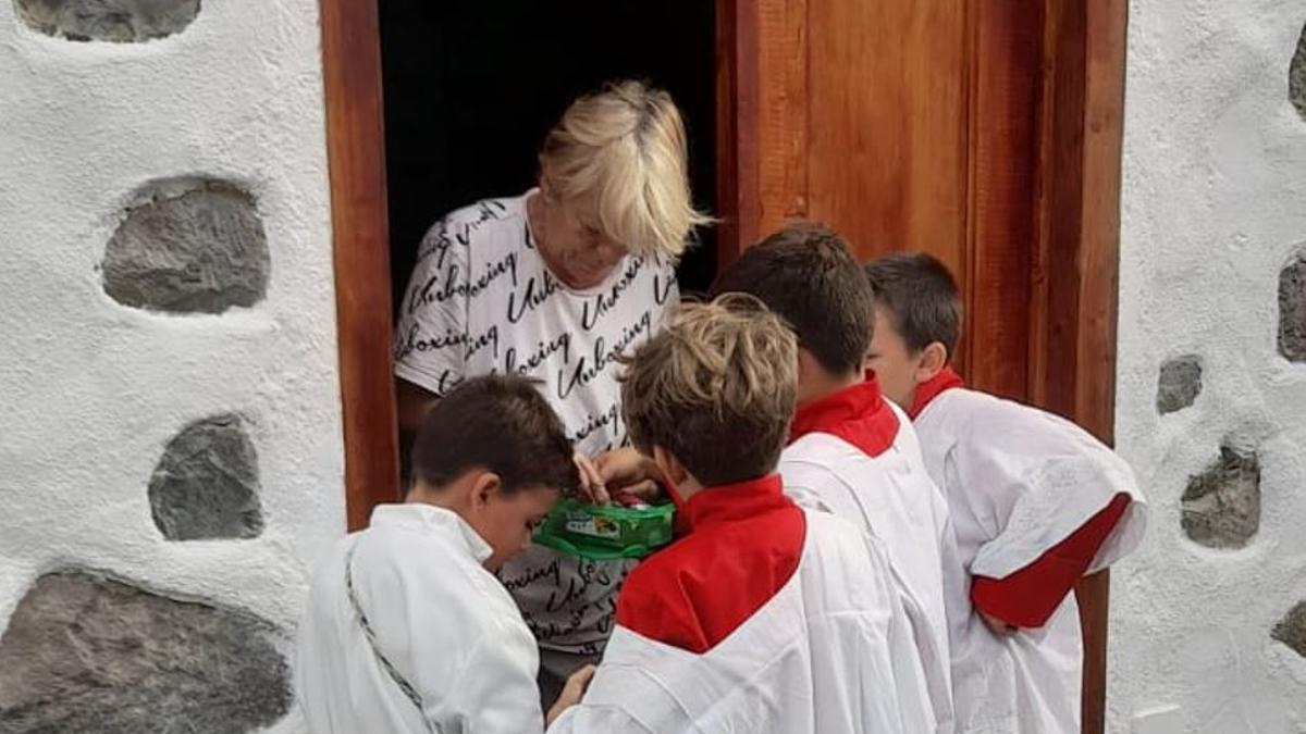 Un grupo de niños recoge limosna para doblar por finados.