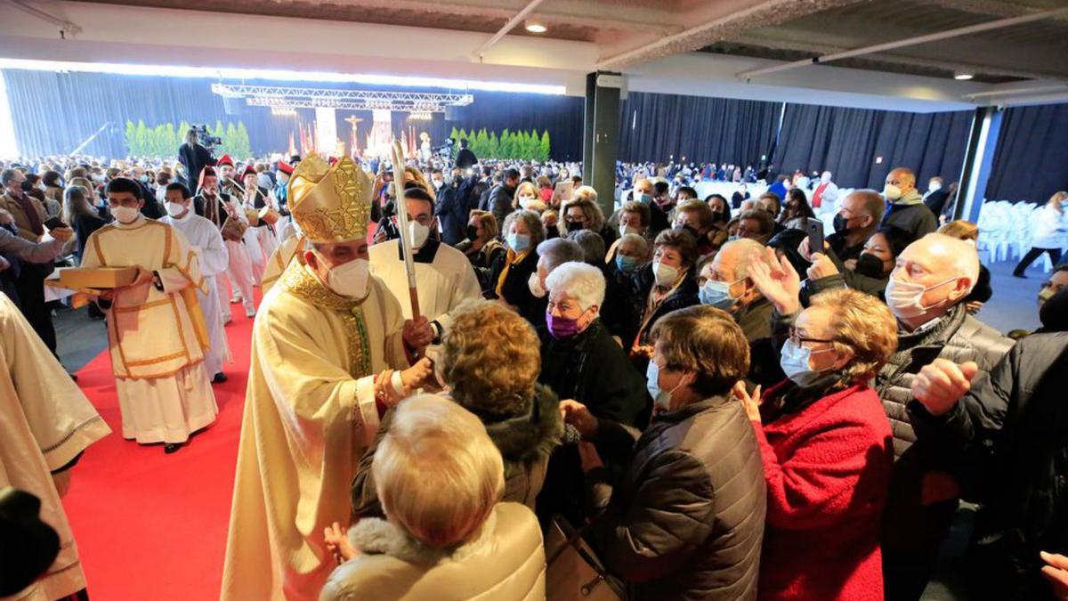 Un grupo de feligresas aguarda para saludar y felicitar con cariño a Don Vicent. 