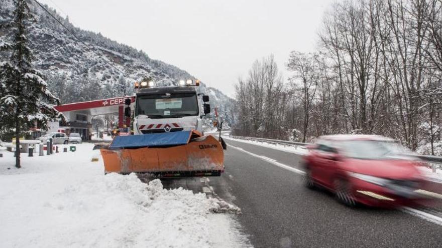 Màquina llevaneu a la C-16, a Guardiola de Berguedà, aquest dissabte