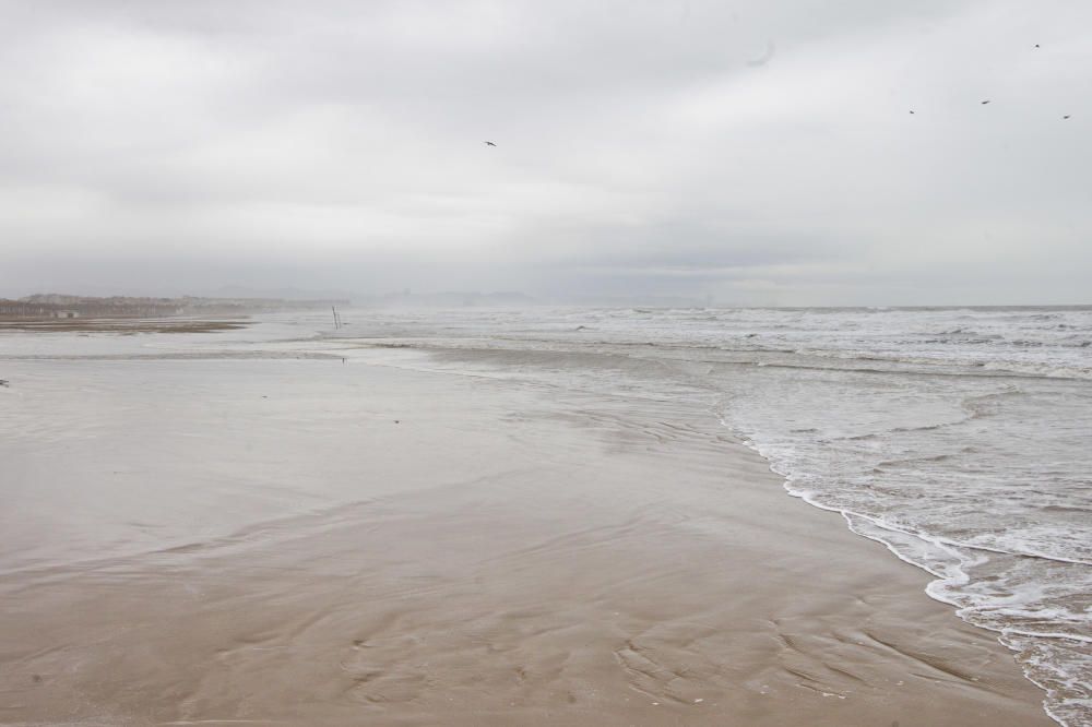 Las playas de la Malva-rosa, el Cabanyal y la Marina tras el temporal marítimo.