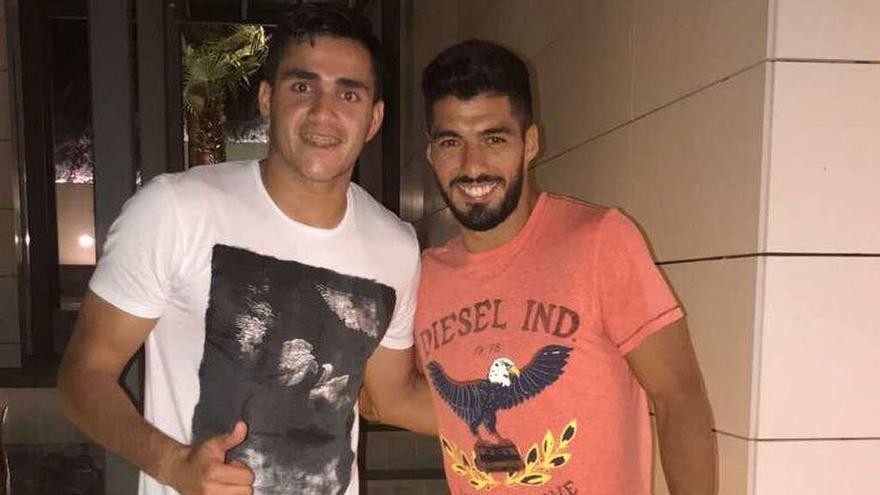 Maxi Gómez, con Luis Suárez, en Castelldefels. // @gomez_maxi9