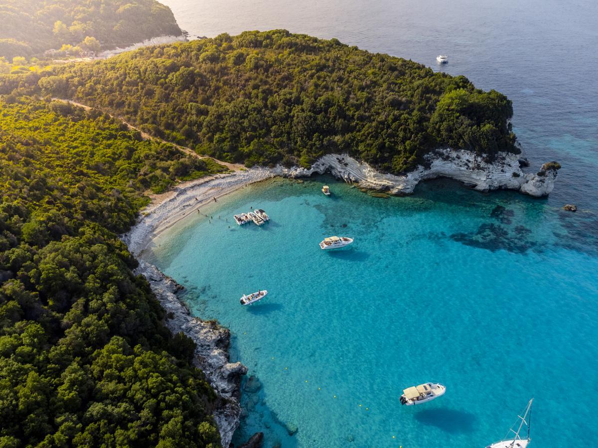Vista aérea de la isla de Antipaxos cerca de Corfú, Grecia