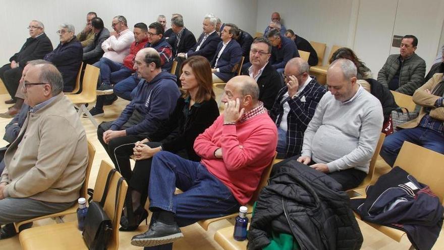 Los 34 acusados de la pieza de Brugal sobre las basuras de Orihuela durante la última jornada del juicio celebrada el 19 de diciembre de 2019.